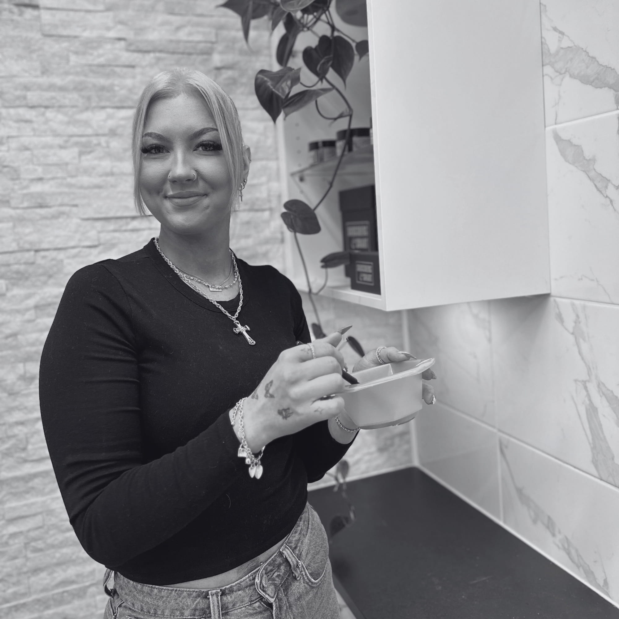 Salon Tuomas Kaura Ronja kampaaja kynsiteknikko profiilikuva